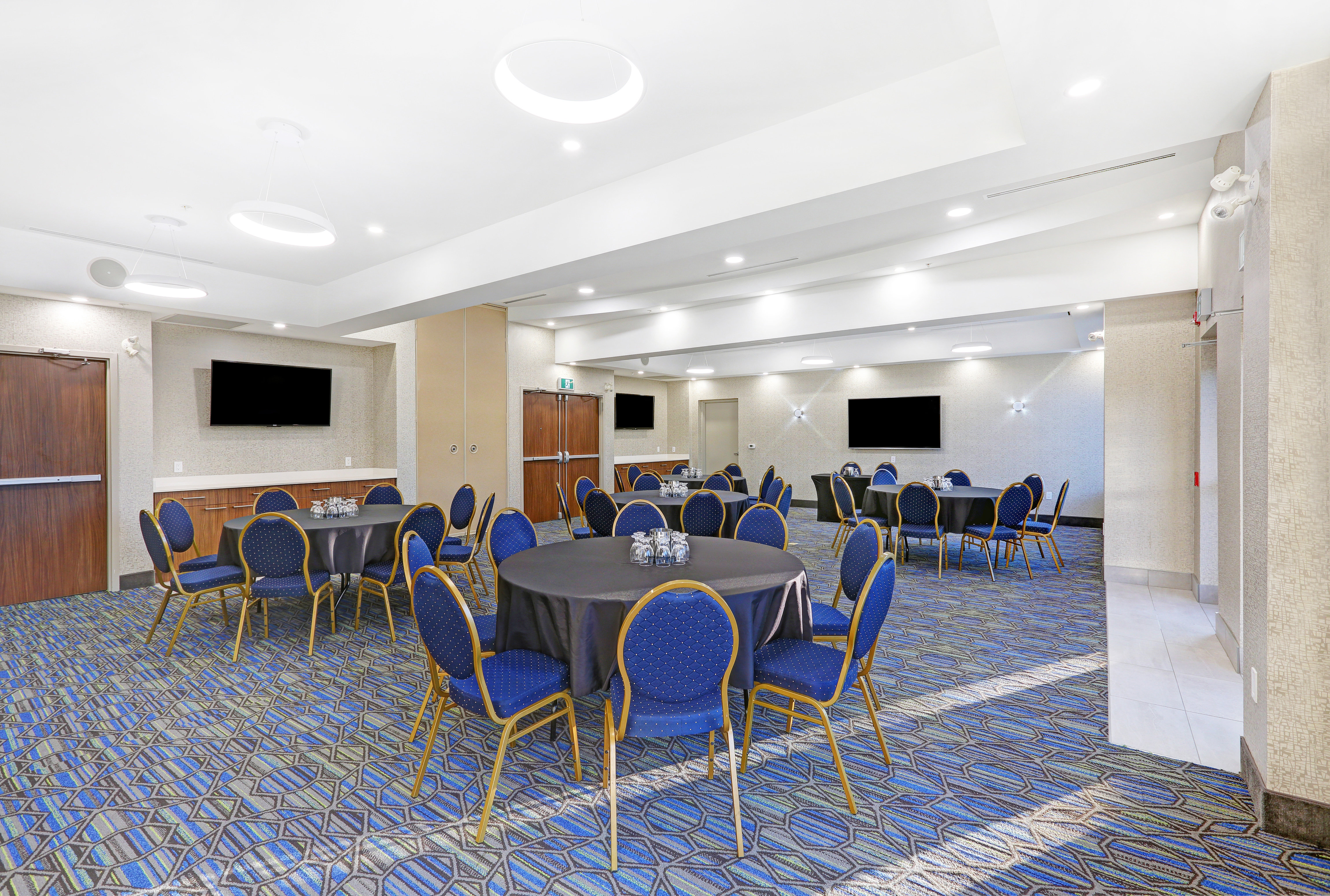 holiday inn express and suites woodstock south by ihg