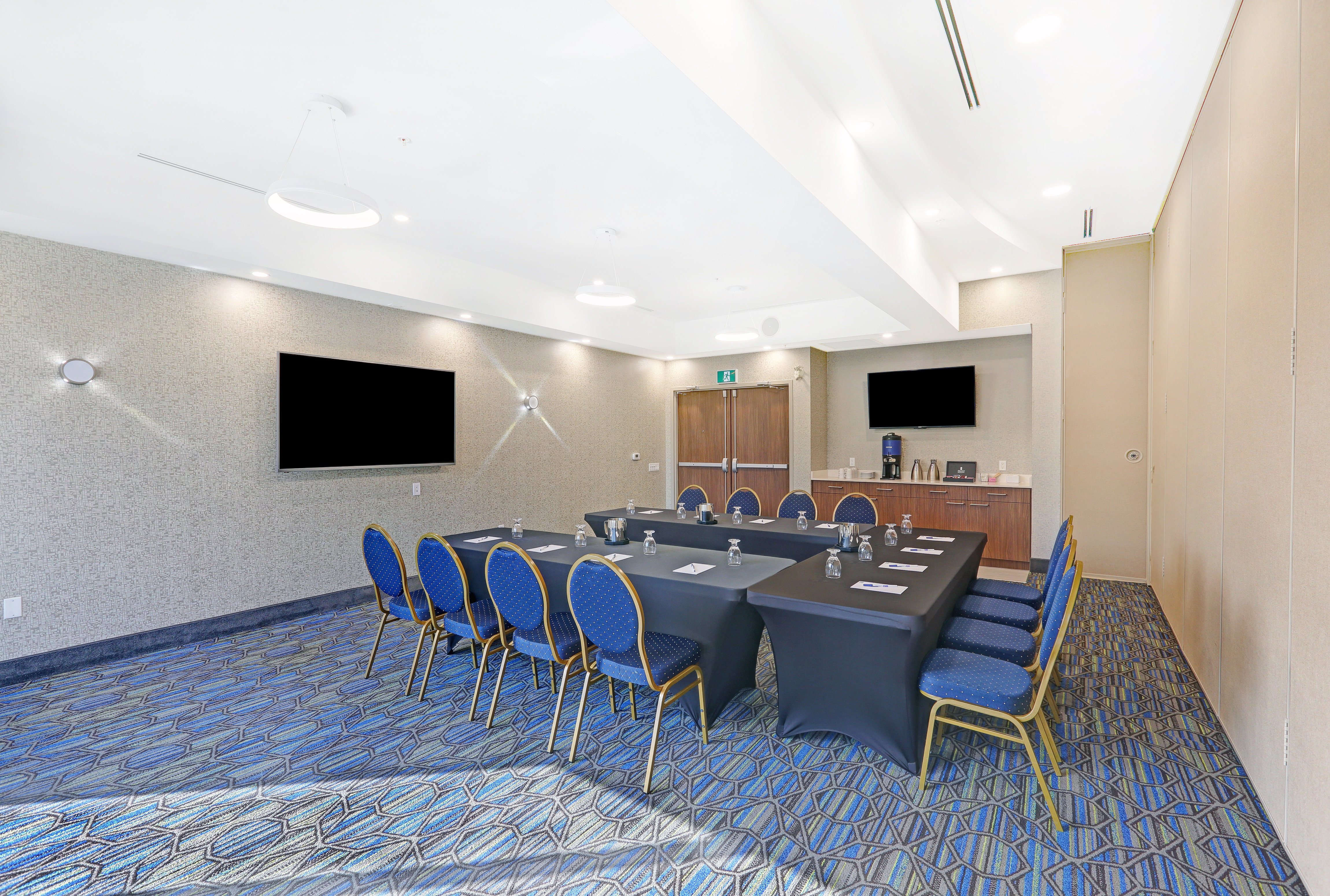 holiday inn express and suites woodstock south by ihg