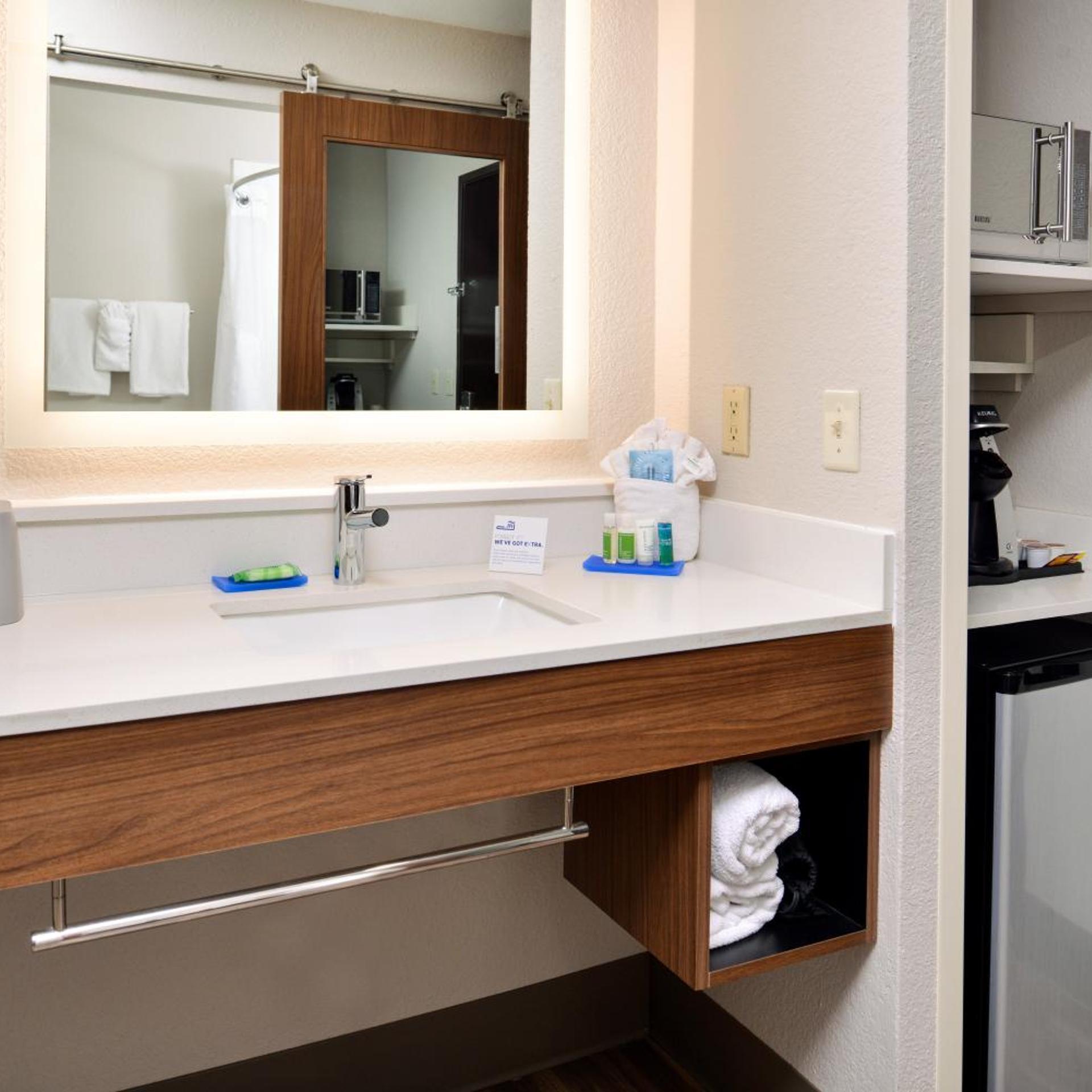 holiday inn express and suites north kansas city