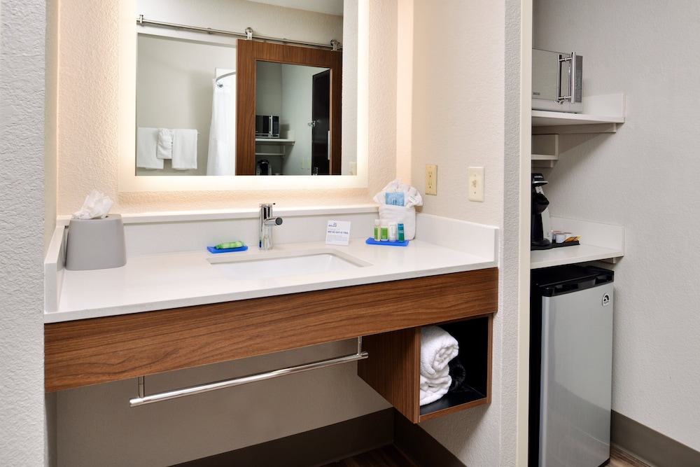 holiday inn express and suites north kansas city
