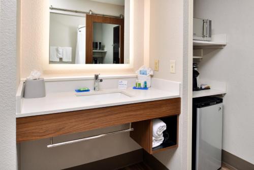 holiday inn express and suites north kansas city