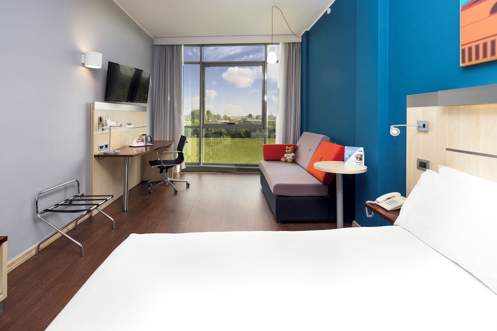 holiday inn express parma by ihg