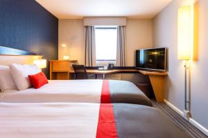 holiday inn express perth by ihg