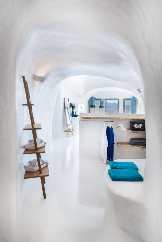 Maregio Suites,Oia>>Fira,4 star