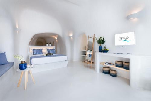 Maregio Suites,Oia>>Fira,4 star