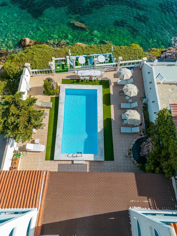 mistral apartments aegina