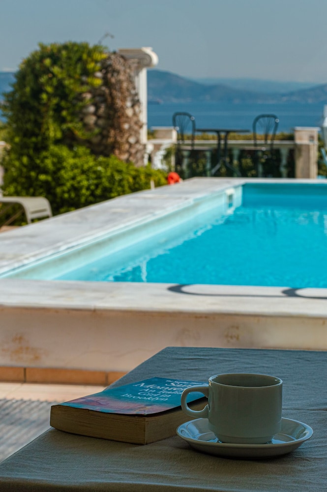 mistral apartments aegina