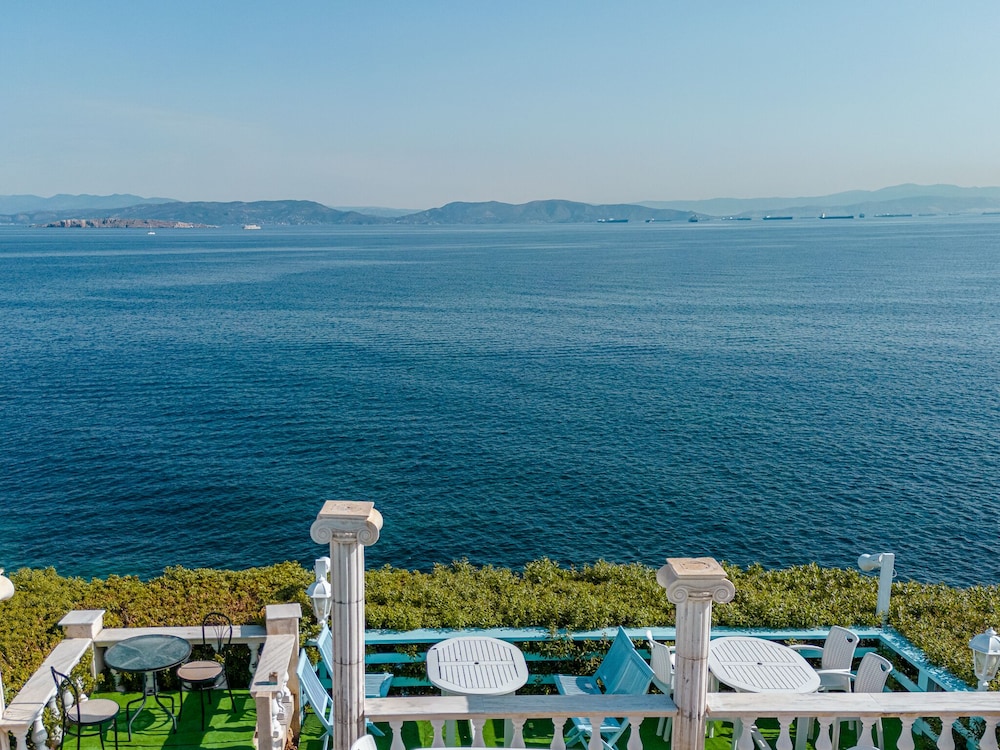 mistral apartments aegina