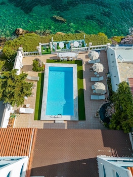 mistral apartments aegina