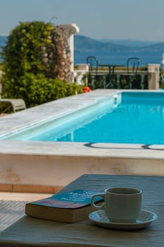mistral apartments aegina
