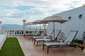 mistral apartments aegina