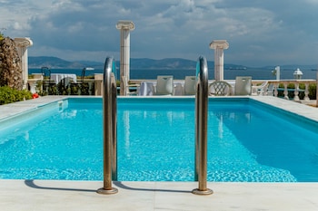 mistral apartments aegina