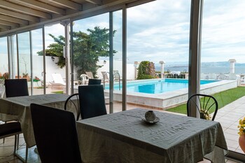 mistral apartments aegina