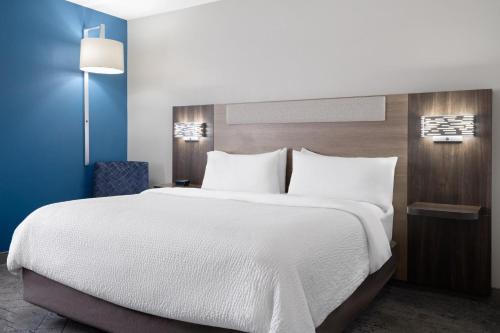 holiday inn express toledo north by ihg