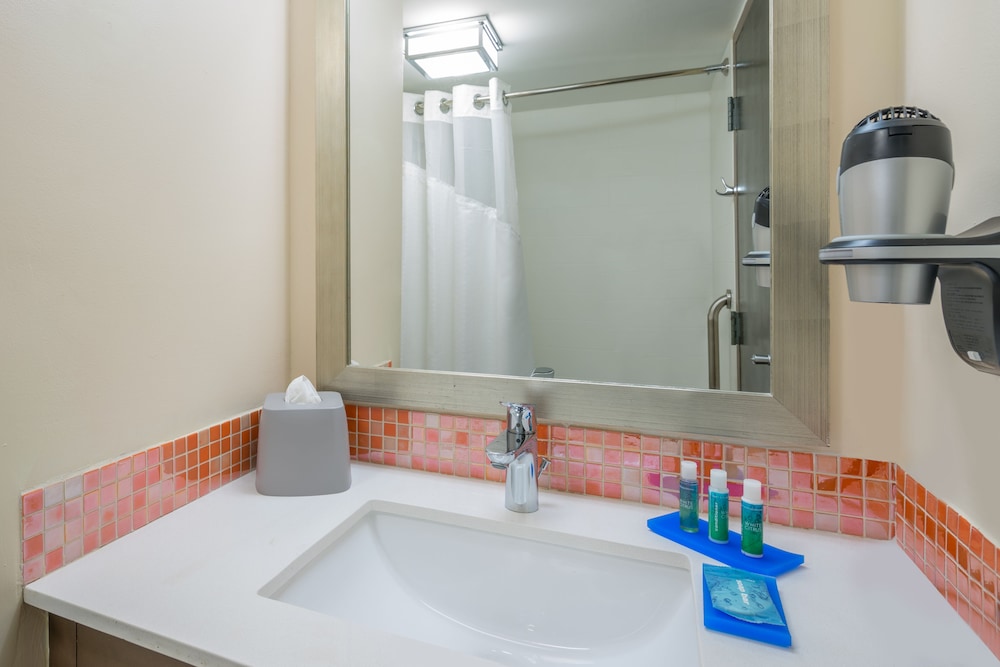 holiday inn express and suites nassau by ihg