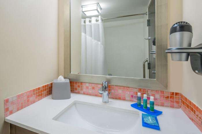 holiday inn express and suites nassau by ihg