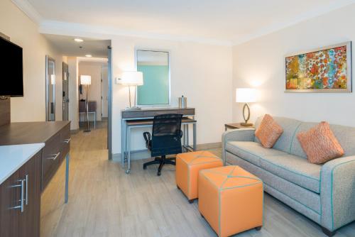 holiday inn express and suites nassau by ihg