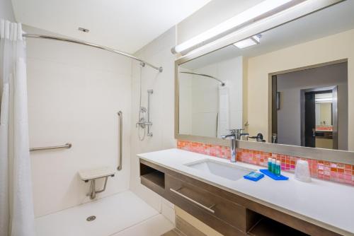 holiday inn express and suites nassau by ihg