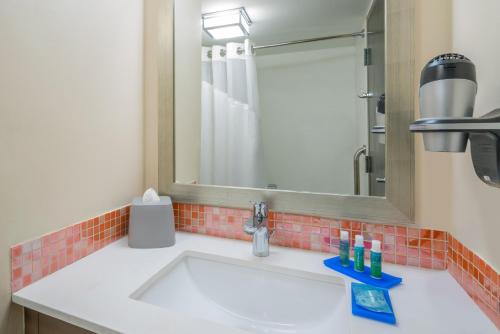holiday inn express and suites nassau by ihg