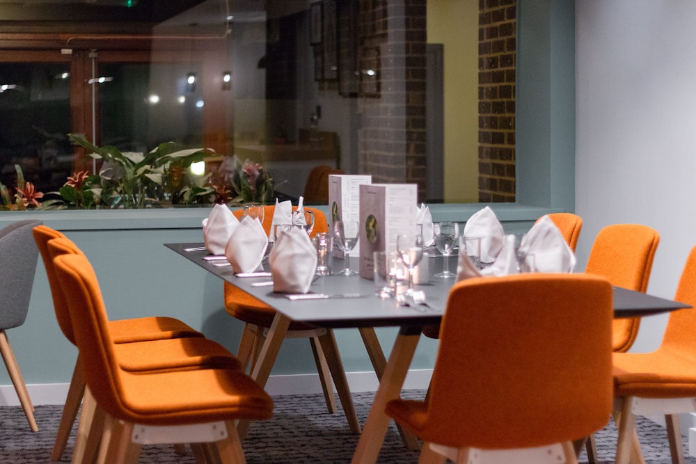 holiday inn newport by ihg