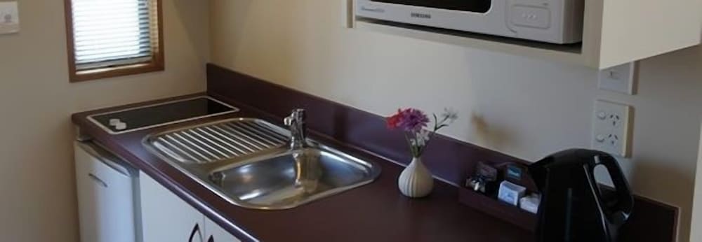 deans bush motel