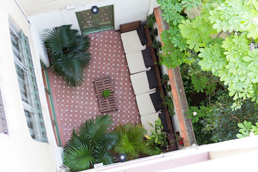 the central house barcelona gracia hostel