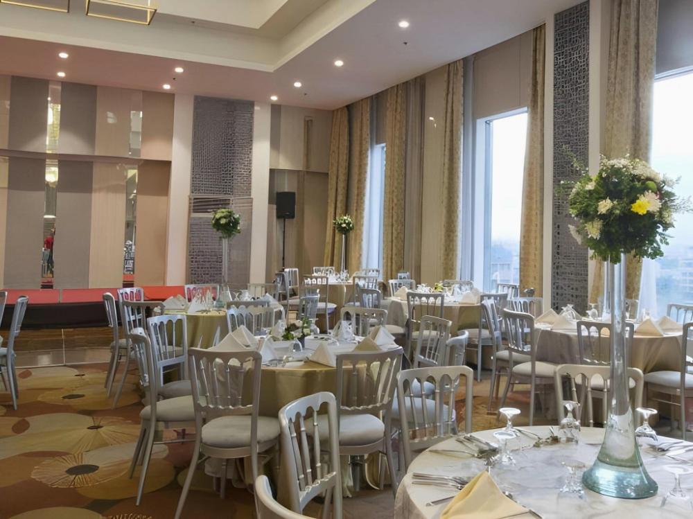 hive hotel and convention place