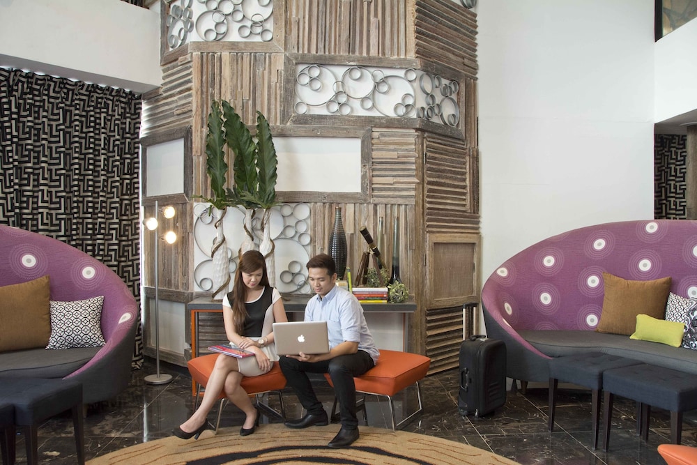 hive hotel and convention place