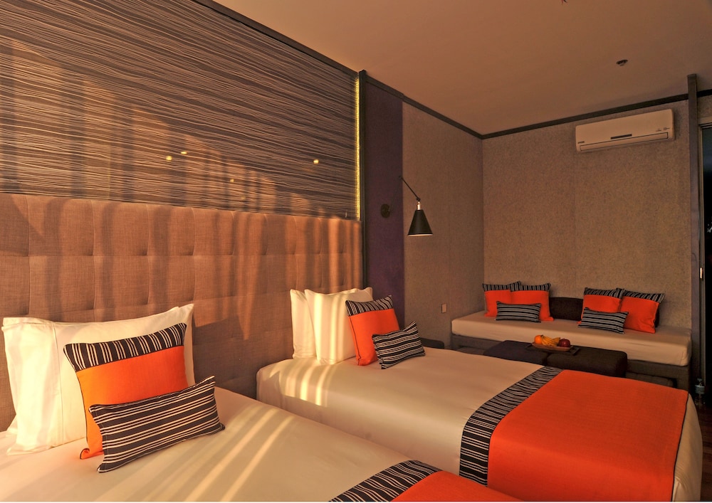 hive hotel and convention place