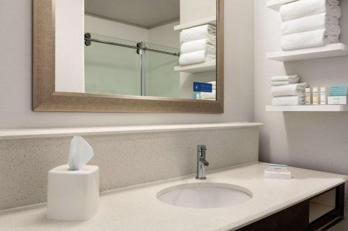 hampton inn and suites minooka