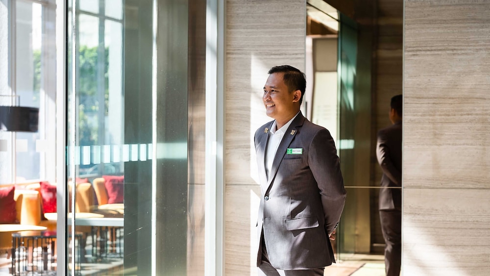 holiday inn and suites jakarta gajah mada an ihg hotel