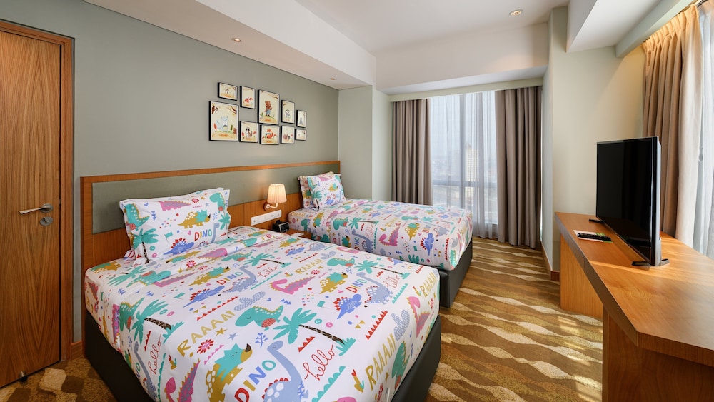 holiday inn and suites jakarta gajah mada an ihg hotel