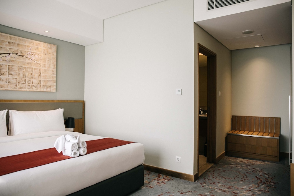 holiday inn and suites jakarta gajah mada an ihg hotel