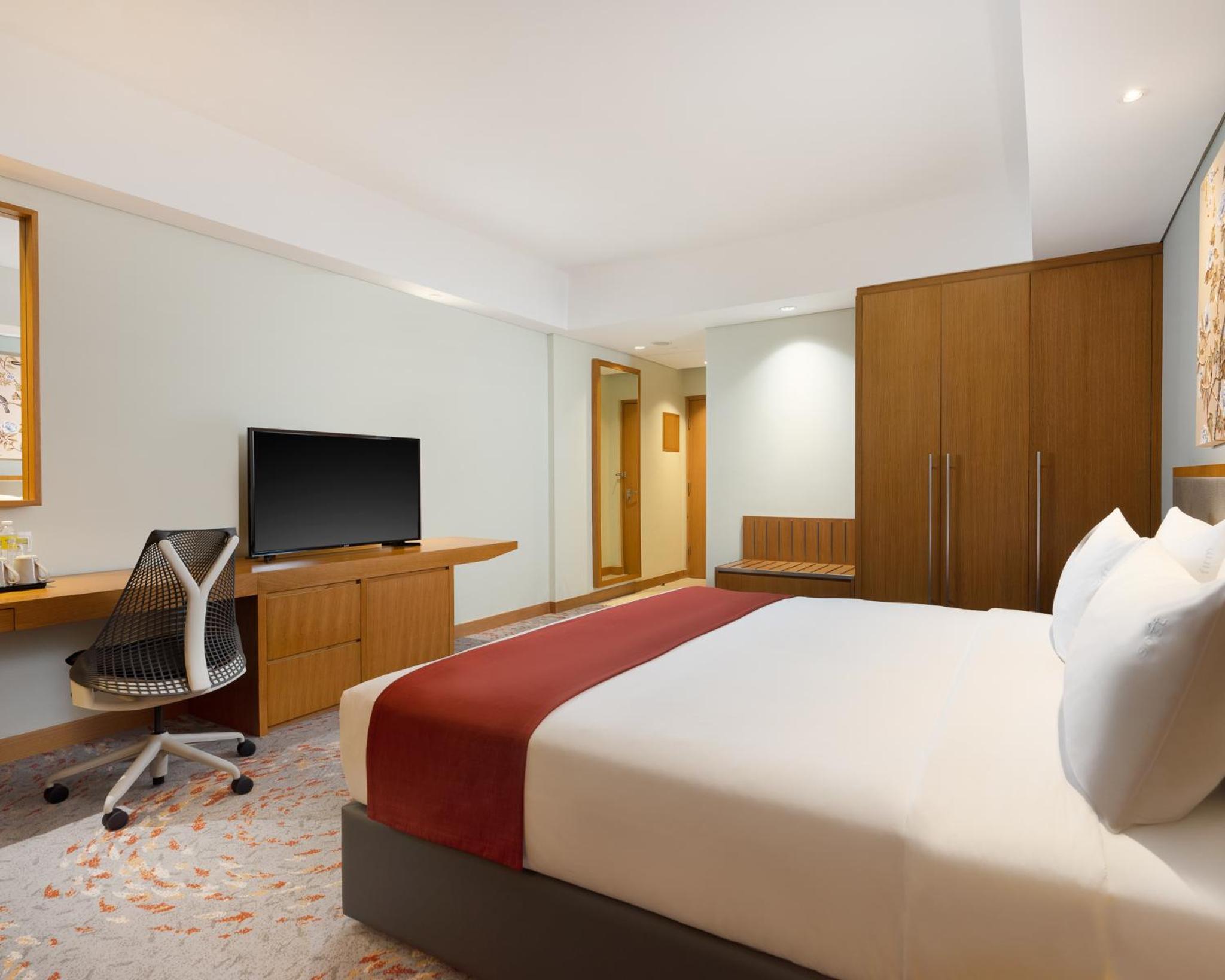 holiday inn and suites jakarta gajah mada an ihg hotel