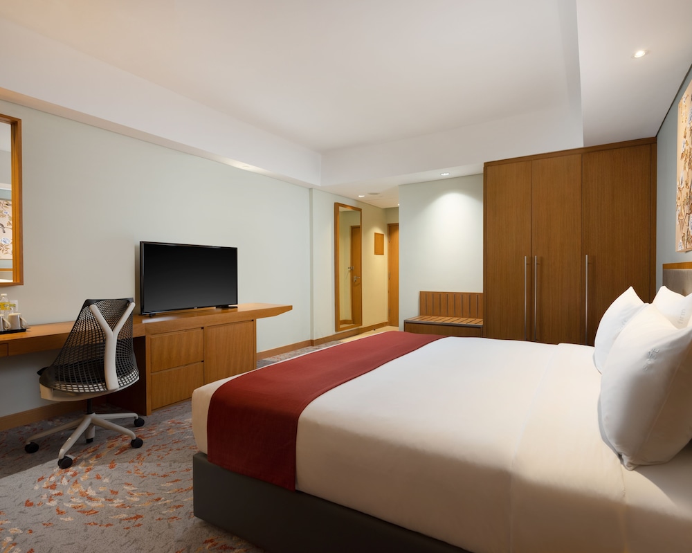 holiday inn and suites jakarta gajah mada an ihg hotel