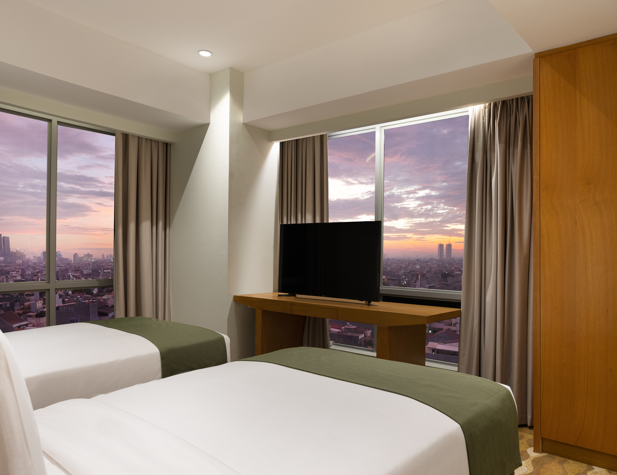 holiday inn and suites jakarta gajah mada an ihg hotel