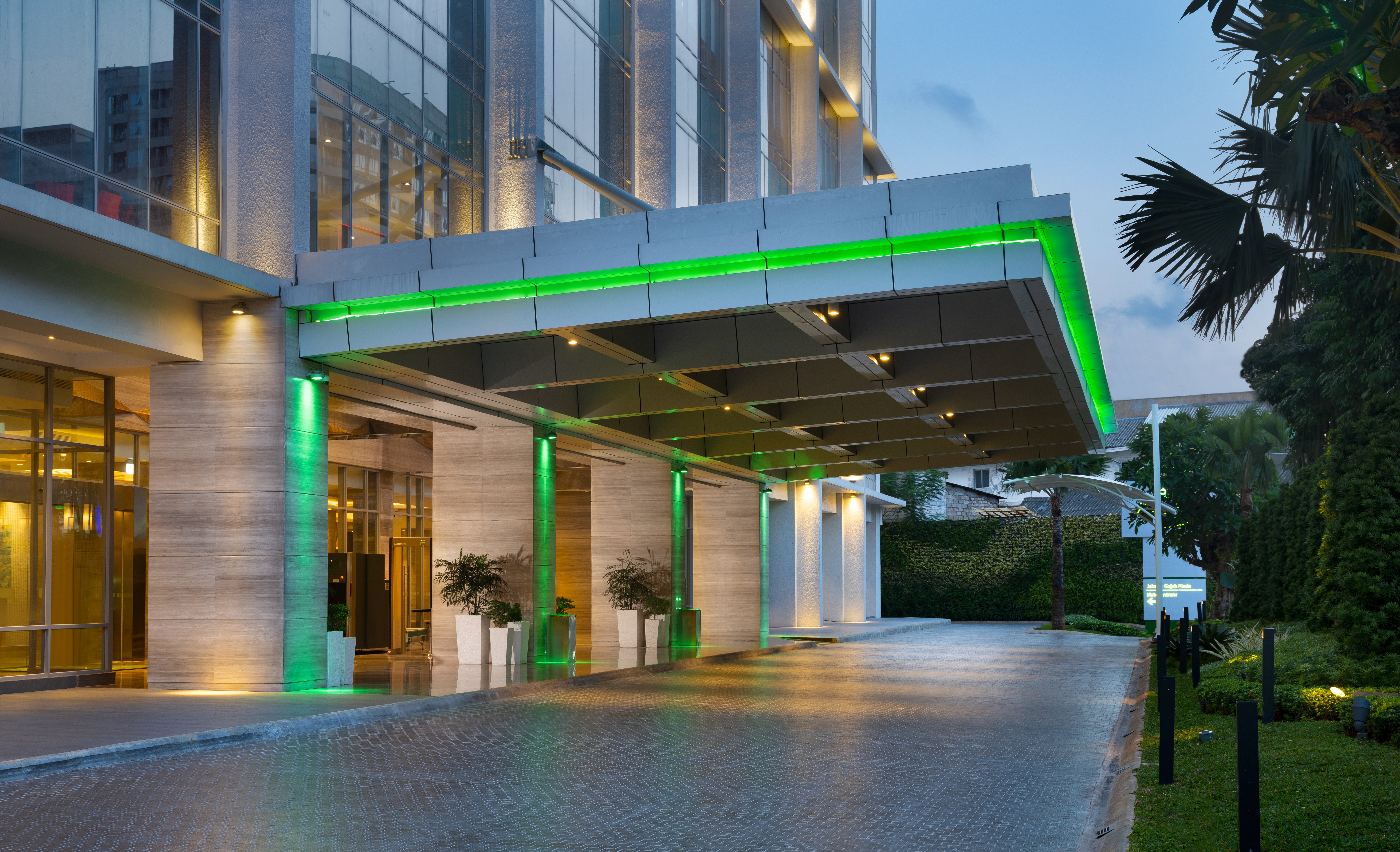 holiday inn and suites jakarta gajah mada an ihg hotel