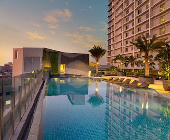 Holiday Inn & Suites Jakarta Gajah Mada, An Ihg Hotel,Taman Sari>>Jakarta,4 star