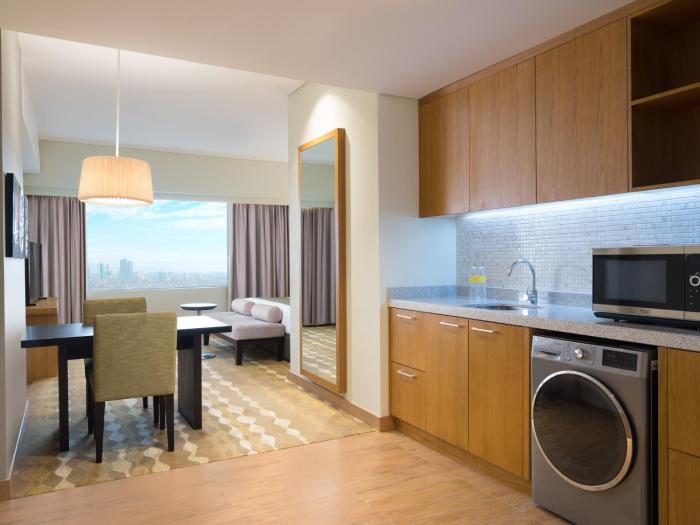 holiday inn and suites jakarta gajah mada an ihg hotel