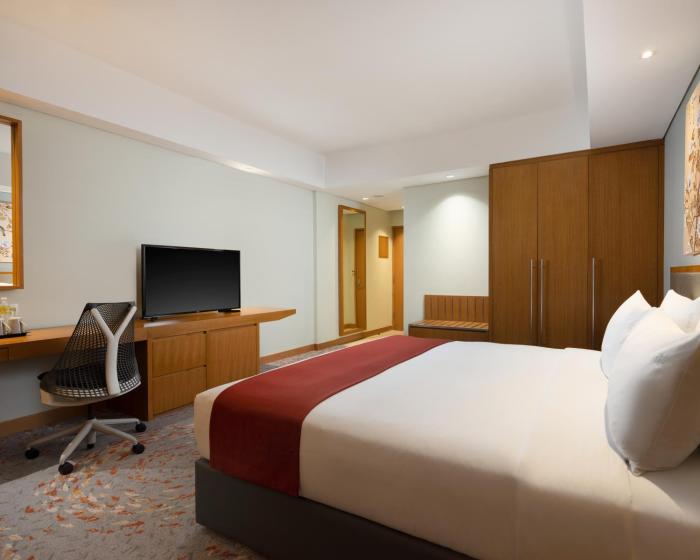 holiday inn and suites jakarta gajah mada an ihg hotel