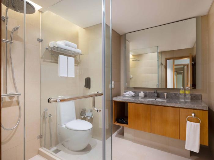 holiday inn and suites jakarta gajah mada an ihg hotel