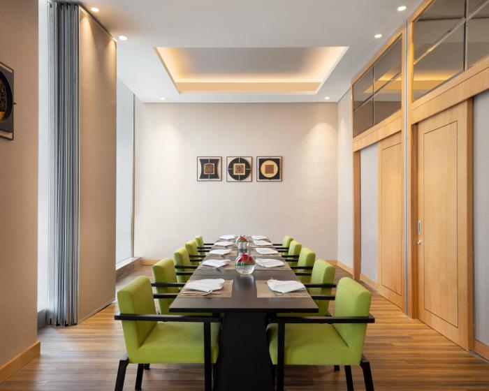 holiday inn and suites jakarta gajah mada an ihg hotel