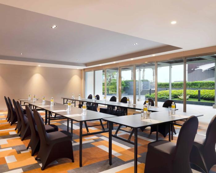holiday inn and suites jakarta gajah mada an ihg hotel