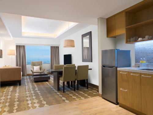 holiday inn and suites jakarta gajah mada an ihg hotel