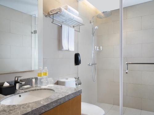 holiday inn and suites jakarta gajah mada an ihg hotel