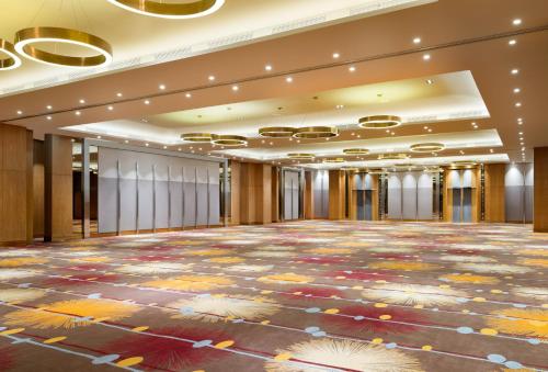holiday inn and suites jakarta gajah mada an ihg hotel