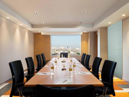 holiday inn and suites jakarta gajah mada an ihg hotel