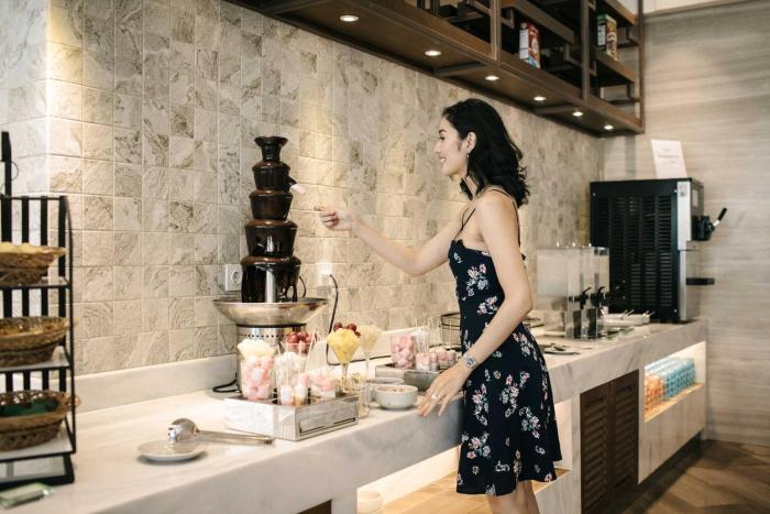 holiday inn and suites jakarta gajah mada an ihg hotel