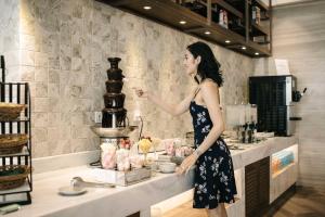 holiday inn and suites jakarta gajah mada an ihg hotel