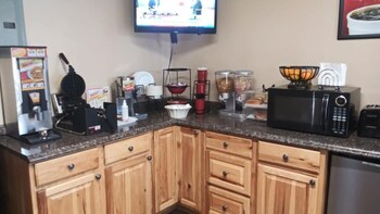 Holiday Lodge Yakima,Near Capitol Theater,2 star